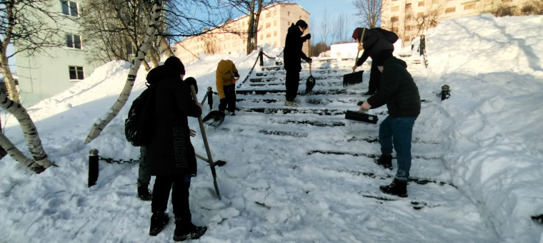 «Забота о памяти: снежная акция учащихся».